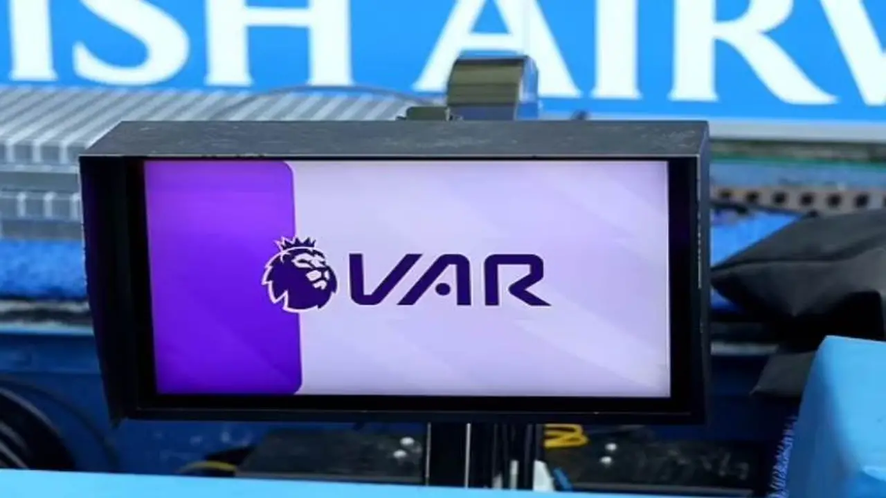 هل أفسدت تقنية الفيديو متعة اللعبة؟ ولماذا يرفض 75% من المشجعين الـVAR؟